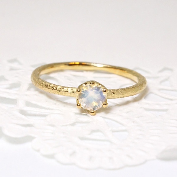 ムーンストーンリング・ゴールドカラー