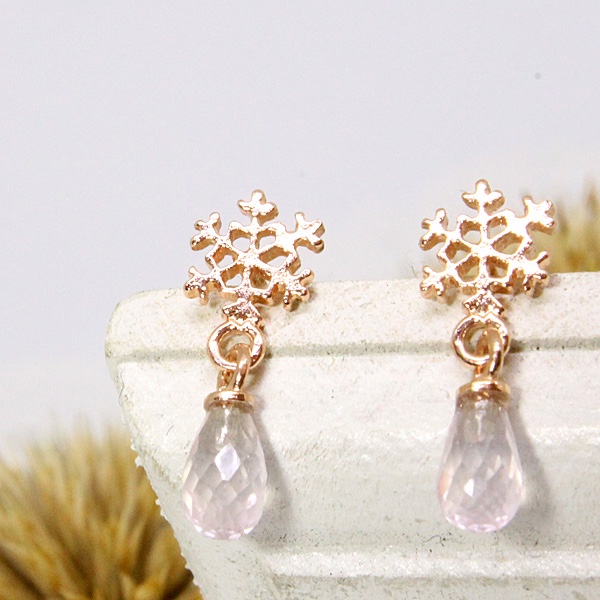 雪の結晶と雫のローズクォーツピアス