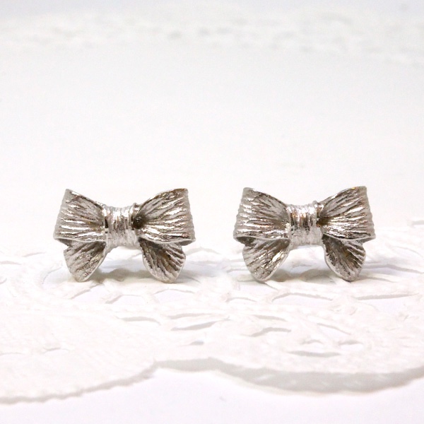 リボンピアス（シルバーカラー）