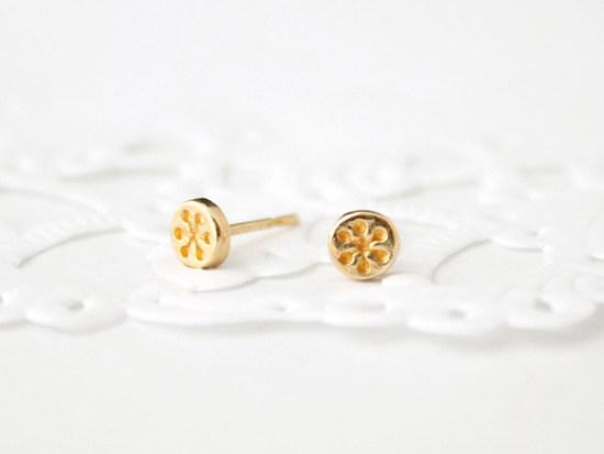 小さな雪の結晶ピアス・ゴールドカラー