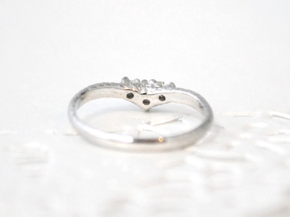 V line ring (rhodium plating) 第3張的照片