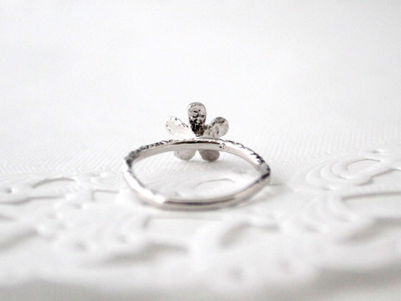 Petit fluer ring (one/rhodium plating) 第3張的照片