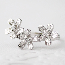 Petit fluer ring (three/rhodium plating) 第1張的照片