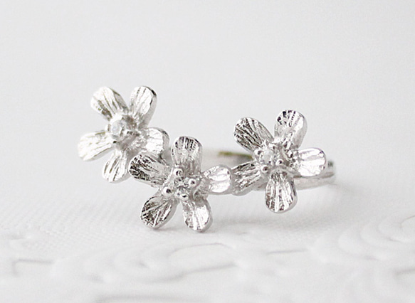 Petit fluer ring (three/rhodium plating) 第1張的照片