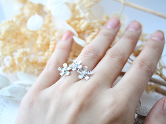 Petit fluer ring (three/rhodium plating) 第4張的照片