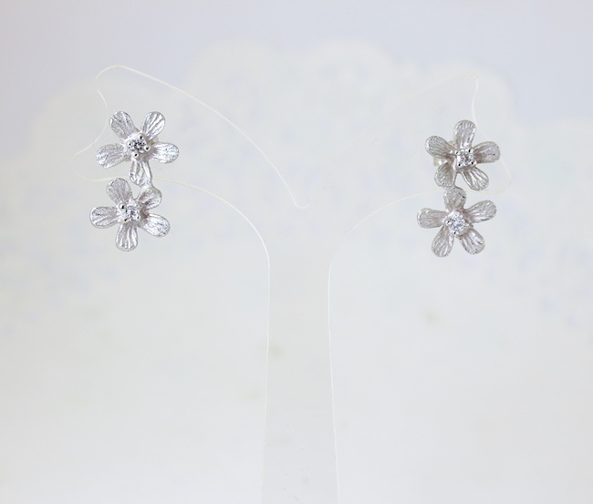 Petit fluer pierce ( two/rhodium plating)