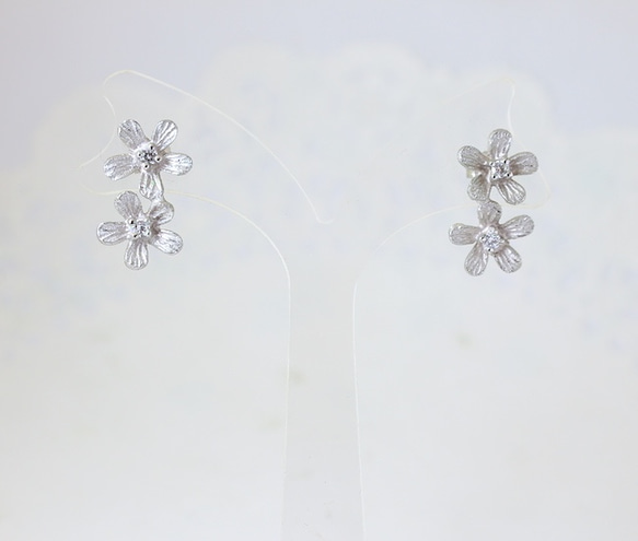 Petit fluer pierce ( two/rhodium plating) 第1張的照片