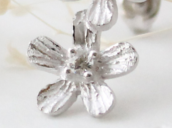 Petit fluer pierce ( two/rhodium plating) 第4張的照片