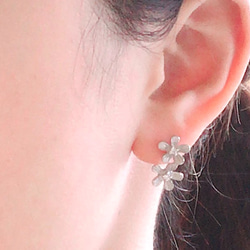 Petit fluer pierce ( two/rhodium plating) 第5張的照片