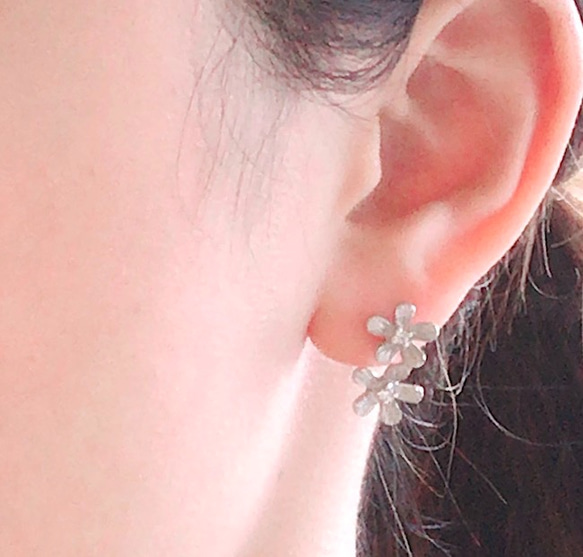 Petit fluer pierce ( two/rhodium plating) 第5張的照片