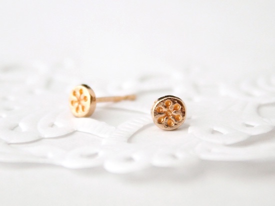 小さな雪の結晶ピアス・K18ピンクゴールド