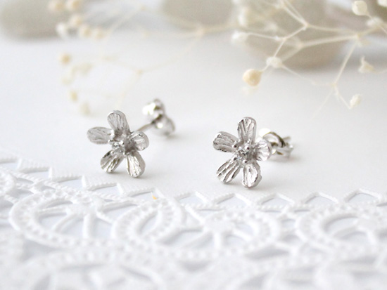 Petit fluer pierce (one/rhodium plating)