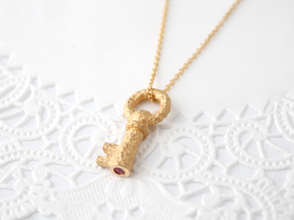 key necklace ＆ ruby (gold plating) 第1張的照片