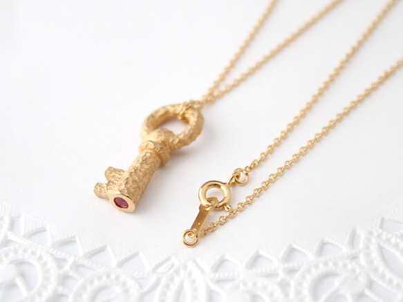 key necklace ＆ ruby (gold plating) 第2張的照片