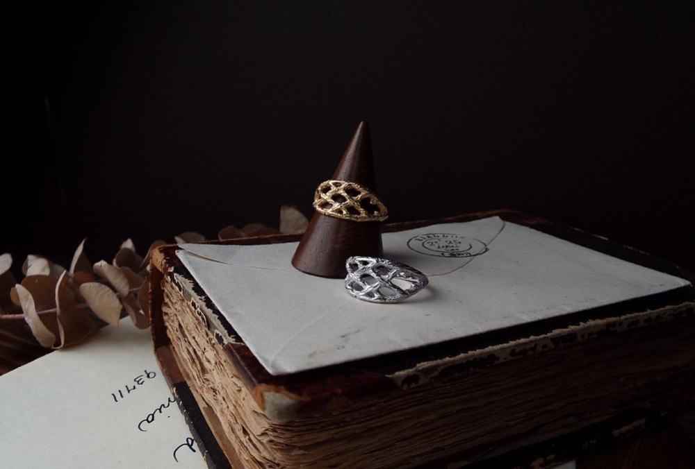 かごモチーフのリング