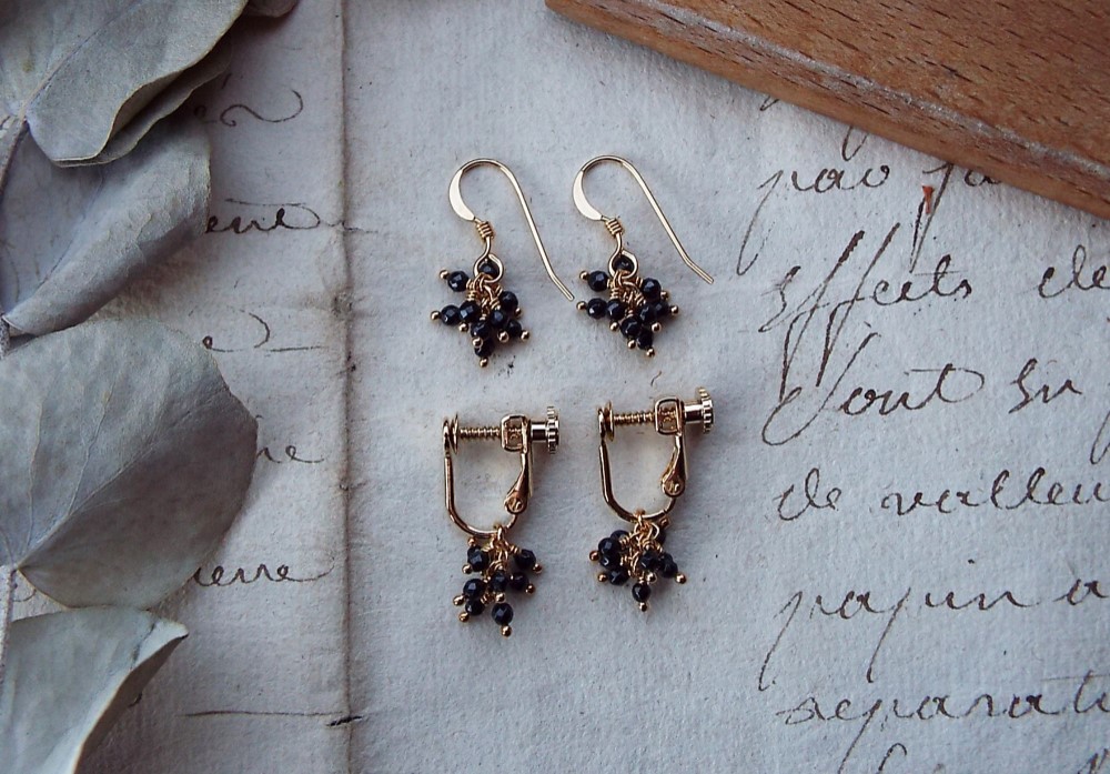 ブラックスピネルのピアス・イヤリング（クラスター）