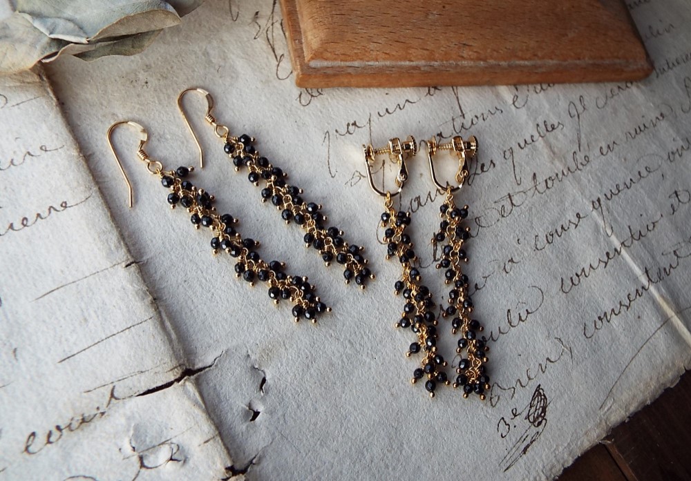 ブラックスピネルのピアス・イヤリング（スパイラル）