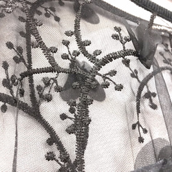 【女性風情】立體繡花蕾絲透膚上衣-優雅黑 第2張的照片