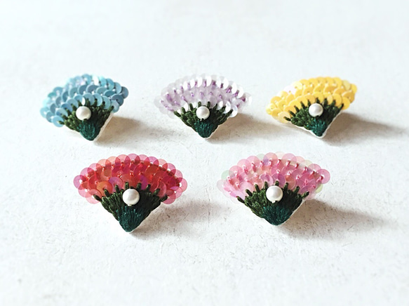 【刺繍】花真珠のピンブローチ 1枚目の画像