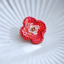 【刺繍】「ある花」のブローチ  red 1枚目の画像