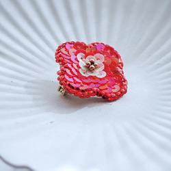 【刺繍】「ある花」のブローチ  red 3枚目の画像