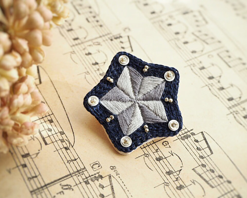 JADIOR クリスタルブローチ 星チャーム付き Yahoo!オークション -「dior 星チャーム」の落札相場・落札価格