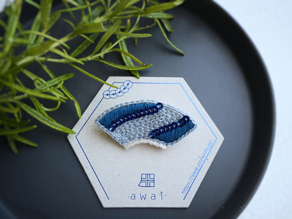 1/13まで【Creema限定福袋】扇  刺繍ブローチ&イヤリング セット ブルー 2枚目の画像