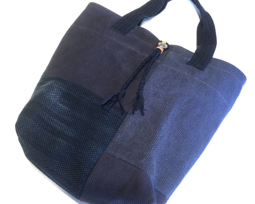 古布と剣道着で作ったパッチワークのボストンバックです。 古布と剣道着で作ったパッチワークのボストンバックです。