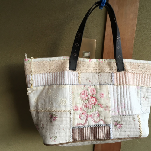 パッチワークキルト 大きめ横長のトートバッグ ハンドメイド ベージュ