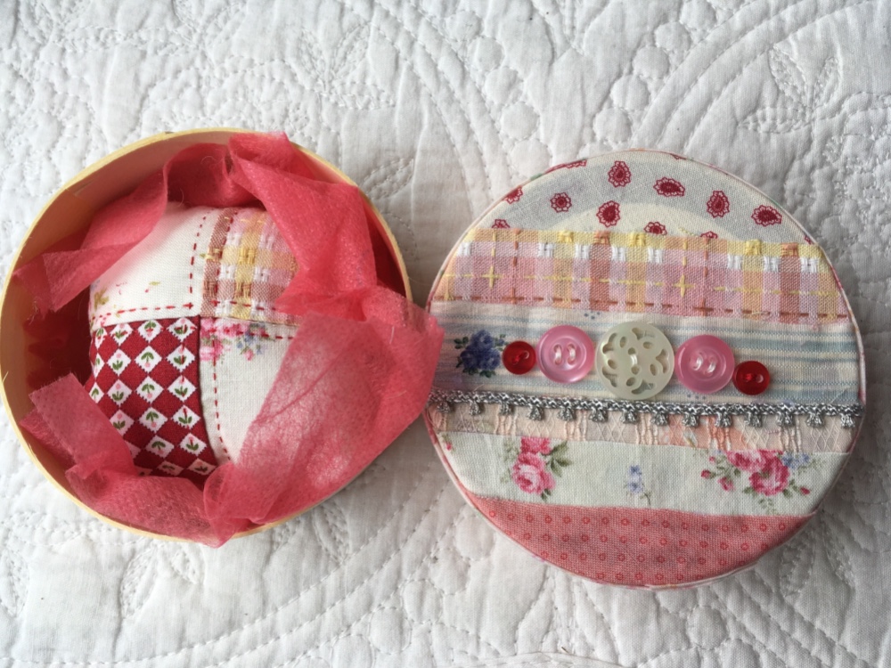 フランスアンティークお花柄 カルトナージュ　ミニクッション ピンクッション フランスアンティークお花柄 カルトナージュ ミニクッション