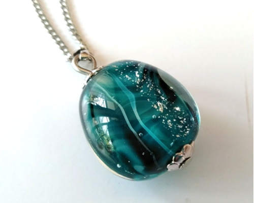 緑を帯びた藍色のネックレス ネックレス・ペンダント 船来山硝子工房