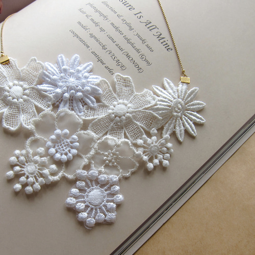 525ワックスフラワー3本花飾りホワイト レース ネックレス ヴィンテージ