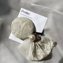 送料無料】ビーズと刺繍糸のナチュラルくるみボタンピアス［アイス