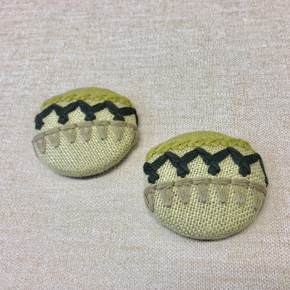 【送料無料】大きなくるみボタンのヘアゴム～リネンのエキゾチック刺繍②～ 2枚目の画像