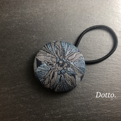 【送料無料】オリエンタル刺繍花柄のくるみボタンヘアゴム　ブルー 1枚目の画像