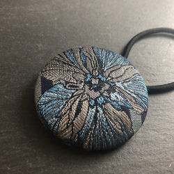 【送料無料】オリエンタル刺繍花柄のくるみボタンヘアゴム　ブルー 2枚目の画像