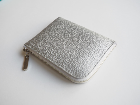 薄マチで使いやすい ハーフ財布 牛革 シュリンクシルバー  コンパクト財布 2枚目の画像