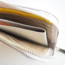 薄マチで使いやすい ハーフ財布 牛革 シュリンクシルバー  コンパクト財布 4枚目の画像