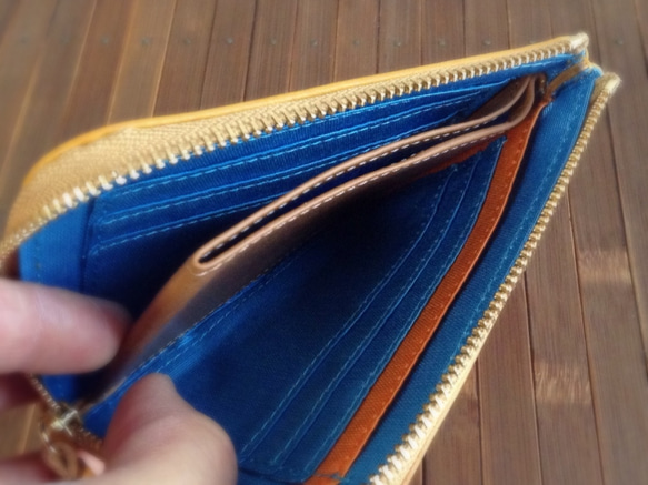 <送料無料> イタリアンレザー　薄マチで使いやすい ハーフ財布 キャメル Squeeze スクイーズ 日本製 4枚目の画像