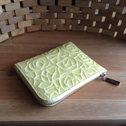 薄マチで使いやすいハーフ財布　エナメル革ローズ レモンイエロー 日本製 コンパクト財布 1枚目の画像
