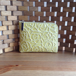 薄マチで使いやすいハーフ財布　エナメル革ローズ レモンイエロー 日本製 コンパクト財布 2枚目の画像