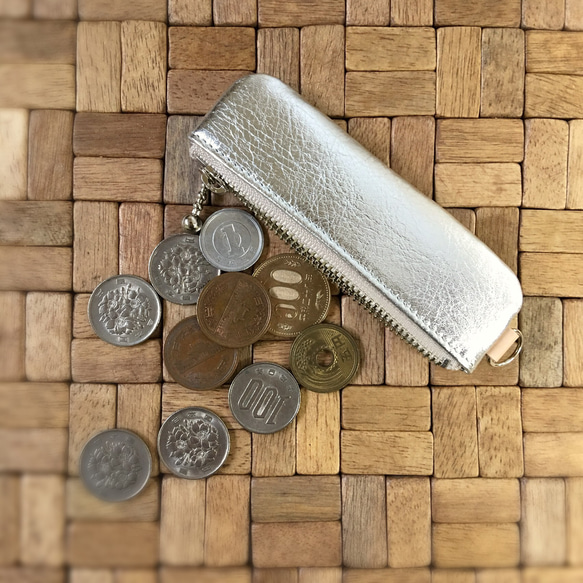コインが見やすくたっぷり入る長細いコインケース 牛革シルバー箔 スクイーズ 1枚目の画像