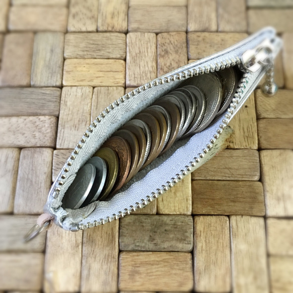 コインが見やすくたっぷり入る長細いコインケース 牛革シルバー箔 スクイーズ 5枚目の画像