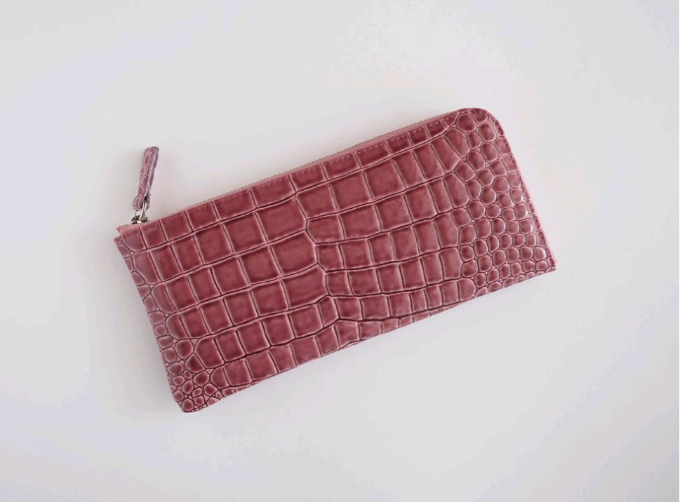 薄くて軽いL字長財布  24枚カードポケット エナメル　クロコ　型押し  コーラルピンク