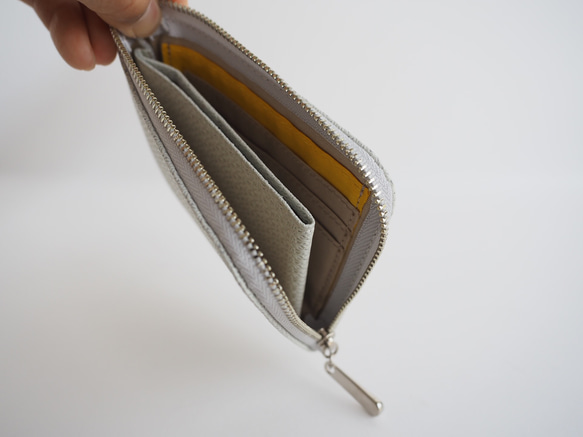 薄マチで使いやすい ハーフ財布 牛革 レース型押し ラベンダー 日本製 コンパクトミニ財布《Squeeze スクイーズ》 3枚目の画像