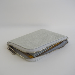 薄マチで使いやすい ハーフ財布 牛革 レース型押し ラベンダー 日本製 コンパクトミニ財布《Squeeze スクイーズ》 4枚目の画像