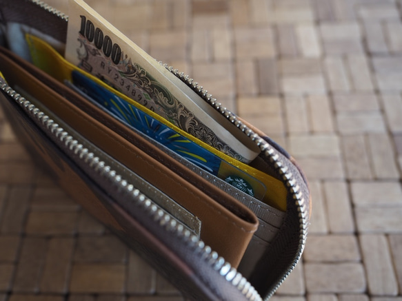 薄くて軽いコンパクトな財布 10枚カードポケット イタリアンレザー 迷彩 キャメル スクィーズ 3枚目の画像