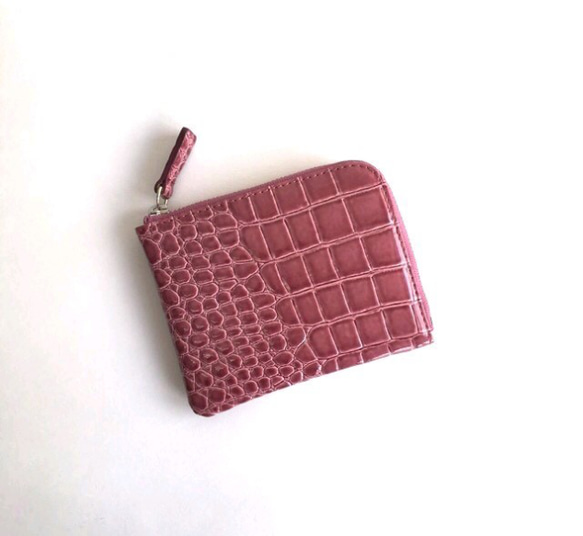 薄マチで使いやすい ハーフ財布 牛革 エナメルクロコ型押し コーラルピンク 日本製 コンパクトミニ財布《スクイーズ》 1枚目の画像