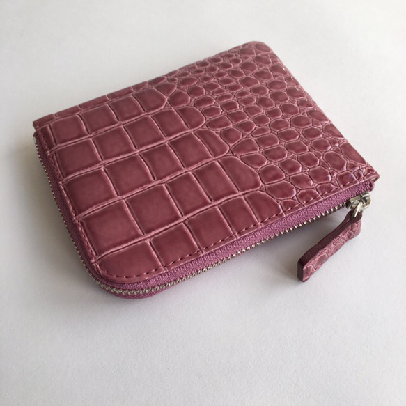 薄マチで使いやすい ハーフ財布 牛革 エナメルクロコ型押し コーラルピンク 日本製 コンパクトミニ財布《スクイーズ》 3枚目の画像