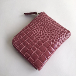 薄マチで使いやすい ハーフ財布 牛革 エナメルクロコ型押し コーラルピンク 日本製 コンパクトミニ財布《スクイーズ》 4枚目の画像